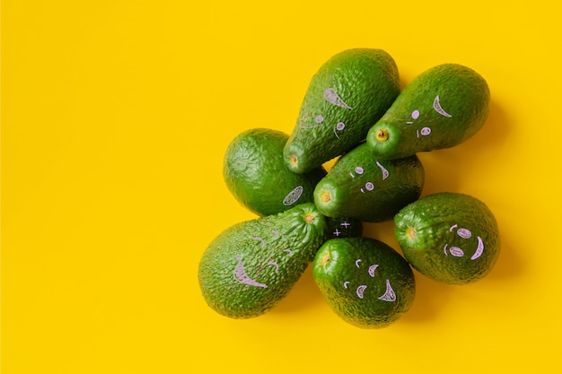 Emoji dell'avocado sullo spazio giallo della copia del fondo