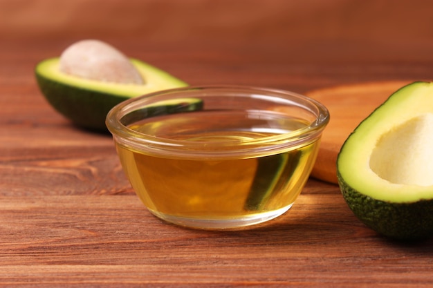 Avocado en avocado-olie close-up op tafel