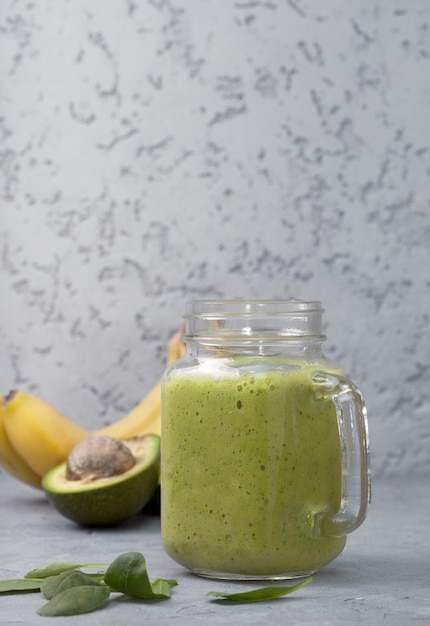 Avocado en banaan smoothie in glazen pot