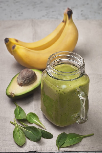 Avocado en banaan smoothie in glazen pot