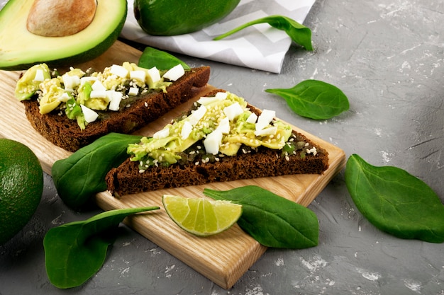 Avocado en guacamole saus. snack. verse groenten en spinazie