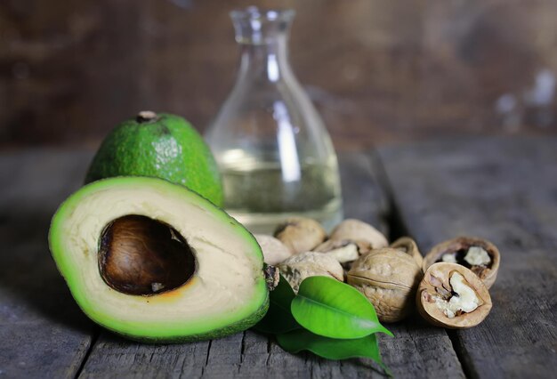 Avocado en olie op houten ondergrond