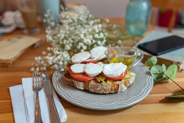 Avocado en verse kaas toast