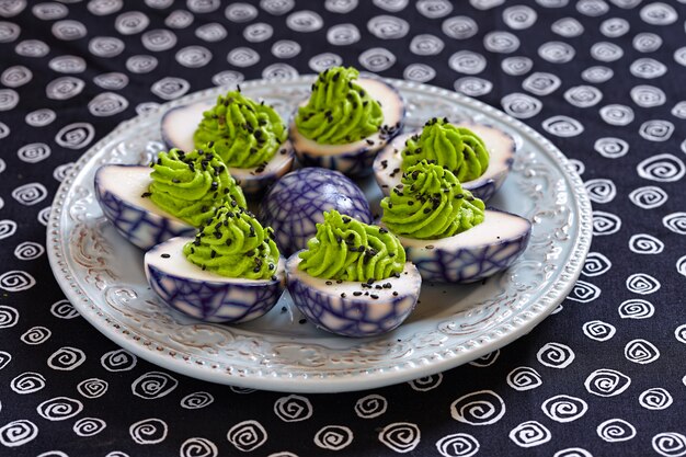 Avocado en wasabi deviled spider web eggs