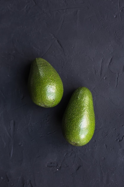 Frutto di avocado su una tavola nera