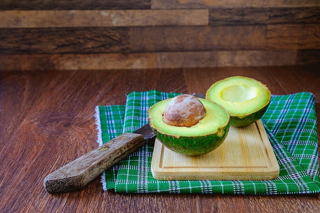 Avocado tagliato a metà