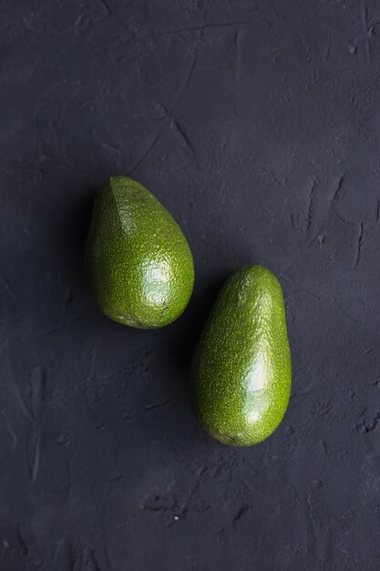 Avocado fruit op een zwarte tafel