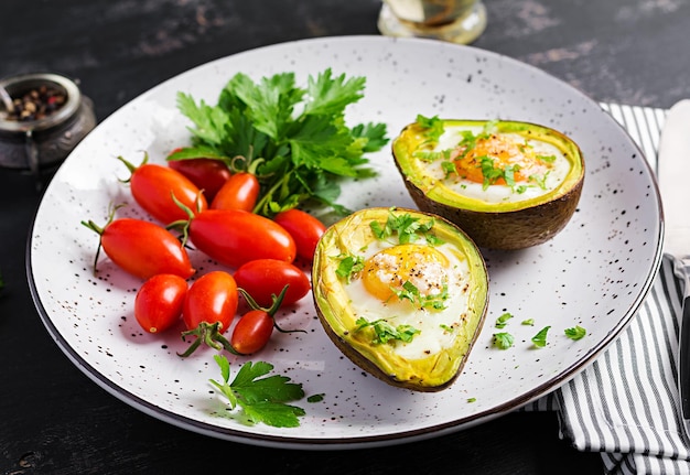 Avocado gebakken met ei en verse salade Vegetarisch gerecht Ketogeen dieet Keto-voedsel