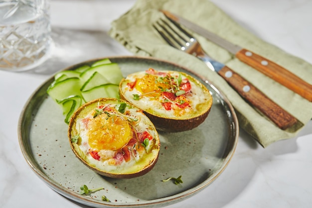 Avocado gebakken met ei ham tomaten en kaas keto lunch recept na het bakken