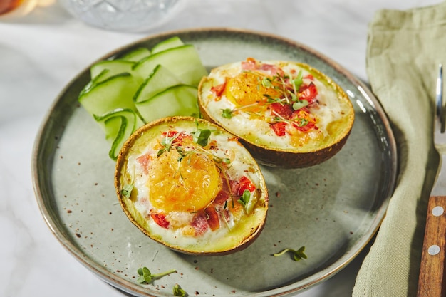 Avocado gebakken met ei ham tomaten en kaas keto lunch recept na het bakken