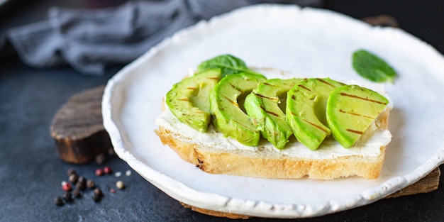 Avocado gebakken sandwich salade groente gegrilde sla spinazie rucola snack barbecue