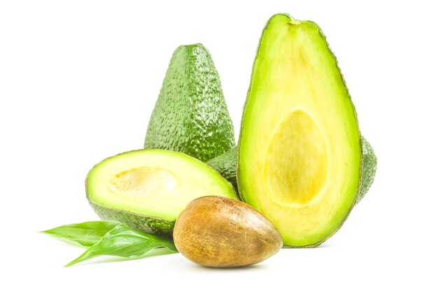 Avocado geïsoleerd op een witte achtergrond met uitknippad