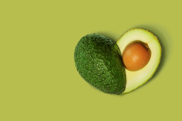 Avocado geïsoleerd op groen in de vorm van hart