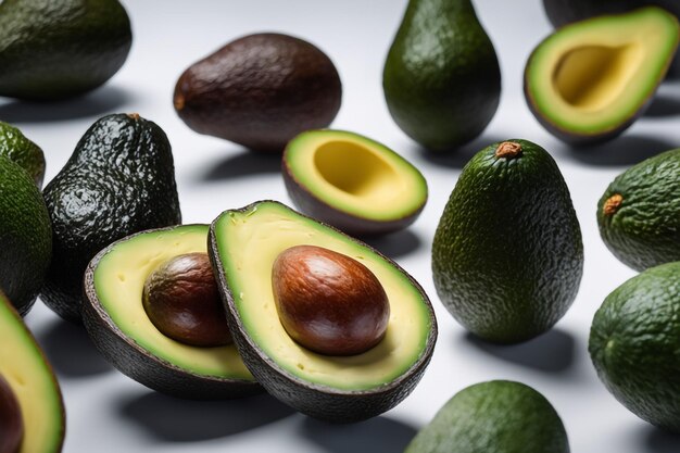 Avocado geïsoleerd op witte achtergrond