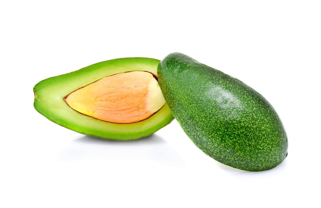 Foto avocado geïsoleerd op witte achtergrond