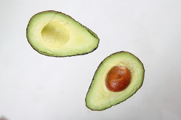 avocado geïsoleerd op witte achtergrond