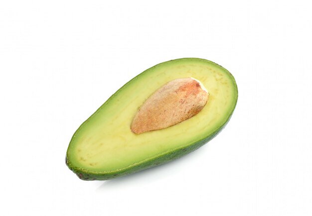 Avocado gesneden geïsoleerd