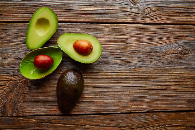 avocado gesneden op leeftijd houten tafel bord