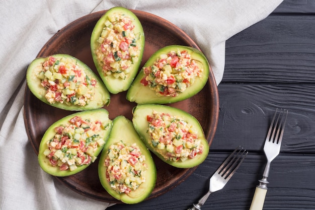 Avocado gevuld met komkommer, tomaten, eieren en basilicum Gezonde voeding