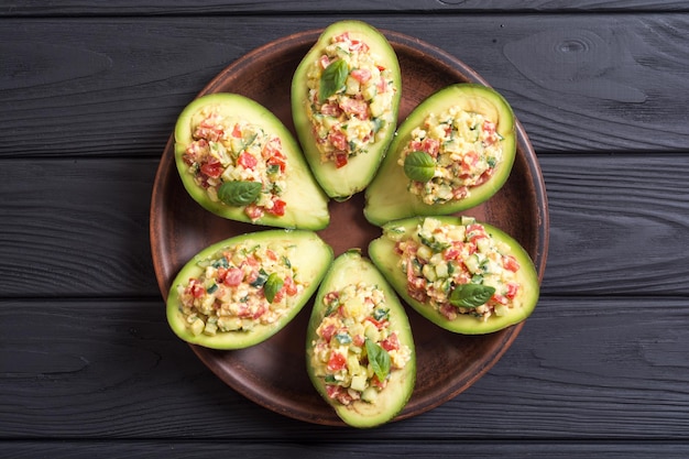 Avocado gevuld met komkommer, tomaten, eieren en basilicum Gezonde voeding