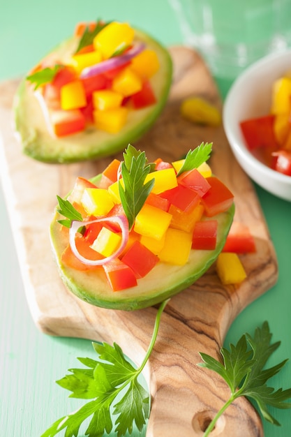 Avocado gevuld met tomatensalade