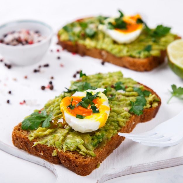 Avocado-groente. Sandwiches met Guacamole