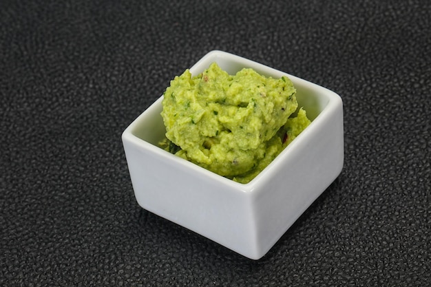 Avocado guacamole saus met chilipeper