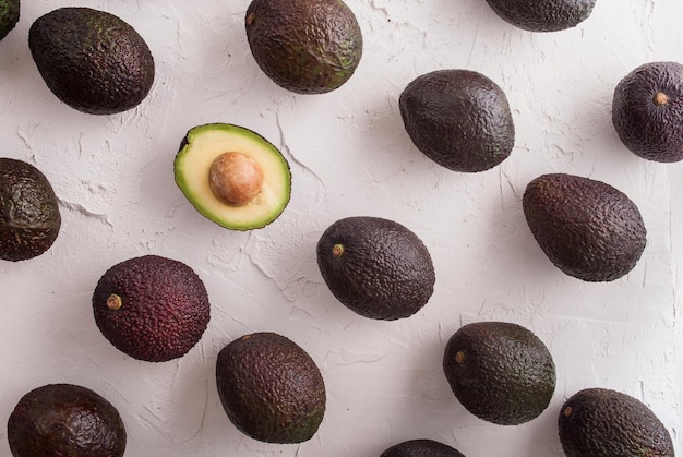 avocado haas met half gesneden bovenaanzicht