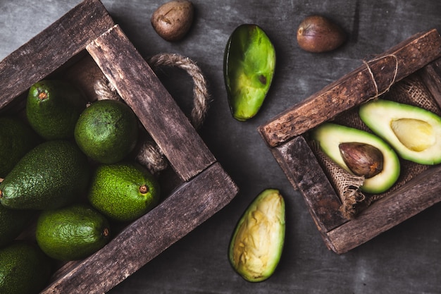 Avocado. Handig eten op tafel.