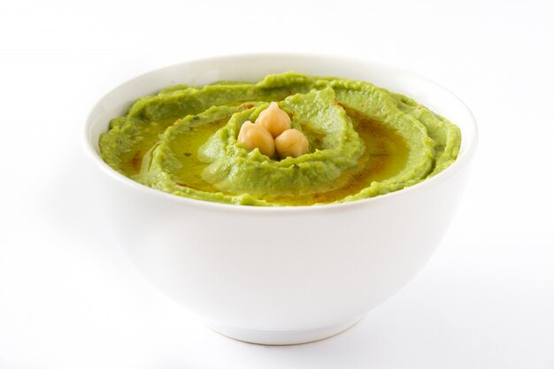 Hummus di avocado in ciotola isolata su bianco