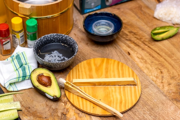 Avocado in tweeën geopend op de werktafel van een professionele sushichef