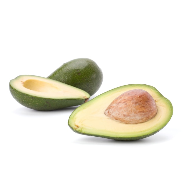 Avocado isolato su sfondo bianco