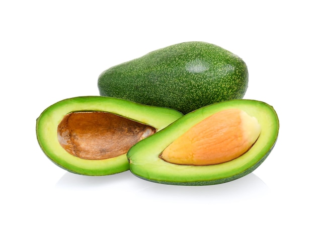 Avocado isolato su sfondo bianco