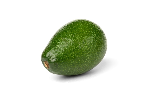 Avocado isolato su bianco