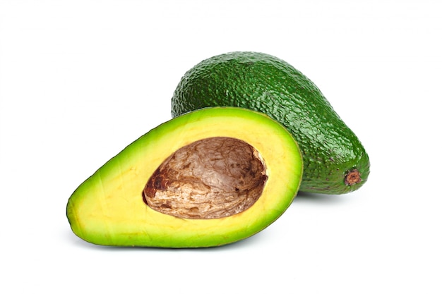 Avocado isolato su un bianco