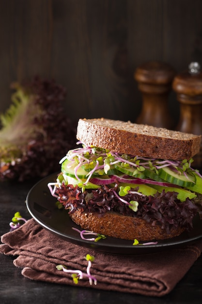 Avocado komkommersandwich met ui en radijsspruiten