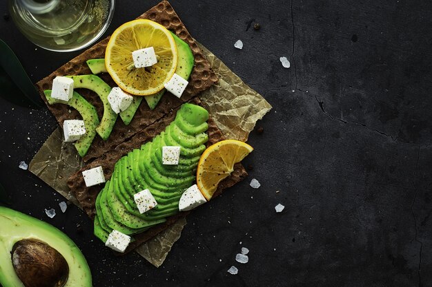 Avocado kookrecepten. Rijpe groene avocado op een houten snijplank om te serveren.