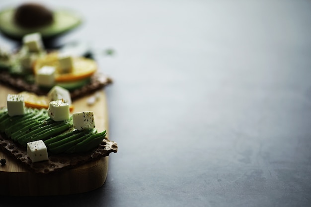 Avocado kookrecepten. Rijpe groene avocado op een houten snijplank om te serveren.