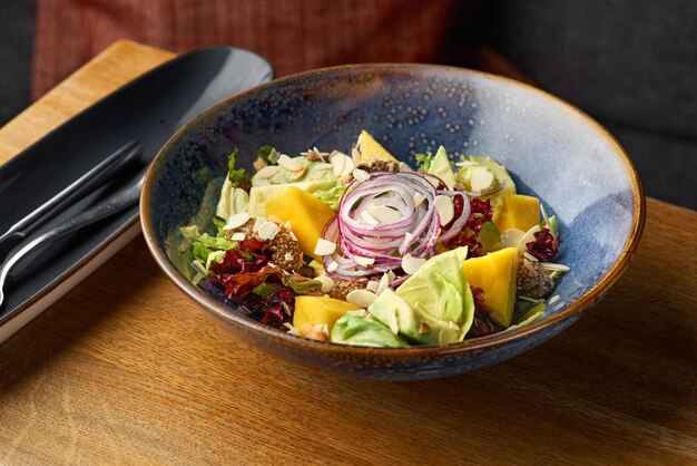 Avocado-mangosalade met zaad chia rode ui gezond eten