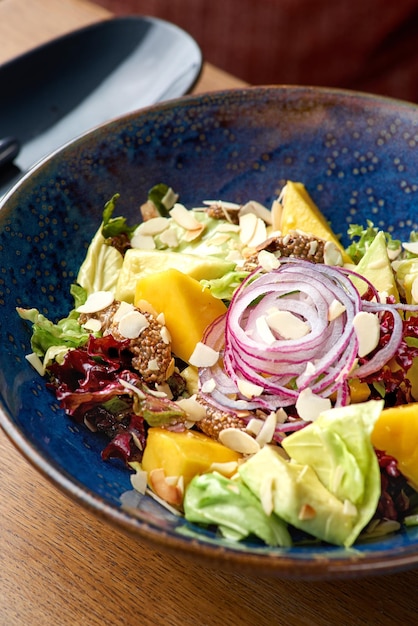 Avocado-mangosalade met zaad chia rode ui gezond eten