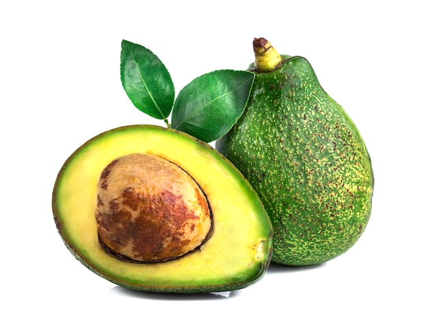 Avocado met blad op wit wordt geïsoleerd dat