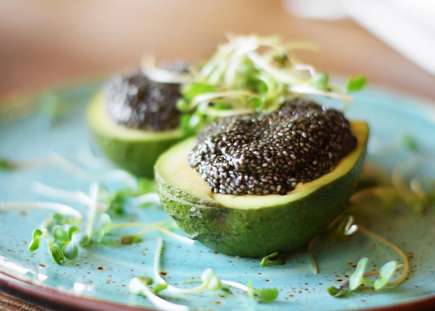 avocado met chiazaden en microgroenten geserveerd in een veganistisch restaurantconcept van gezond veganistisch eten