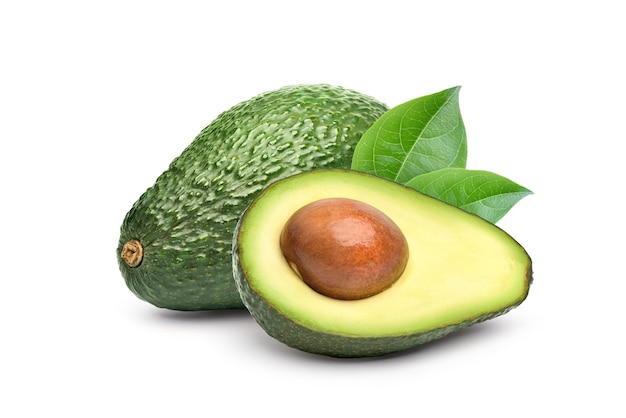 Avocado met in tweeën gesneden en groene geïsoleerde bladeren