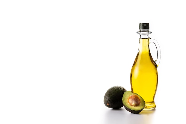 Olio di avocado isolato su sfondo bianco