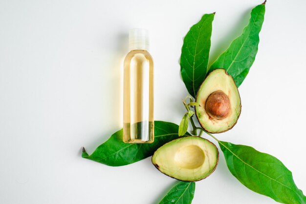 Avocado-olie voor de gezondheid van de huid Isoleren op witte achtergrond Aromatherapie en massageolie