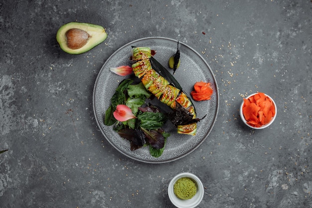 Foto avocado, cipolla, salmone e formaggio sushi.