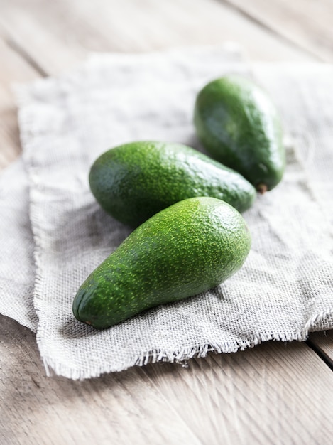 Avocado op de houten tafel