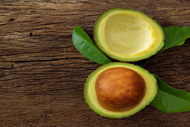 Avocado op een bruin houten vloer