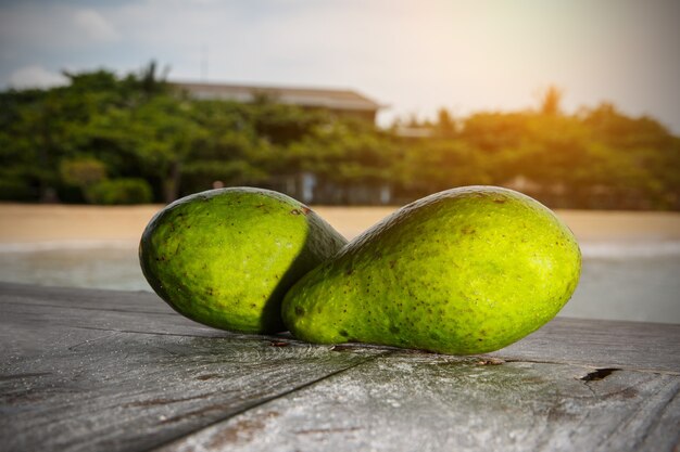 Avocado op een exotisch strand