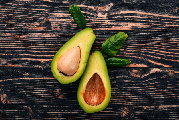 Avocado op een houten ondergrond bovenaanzicht vrije ruimte voor uw tekst